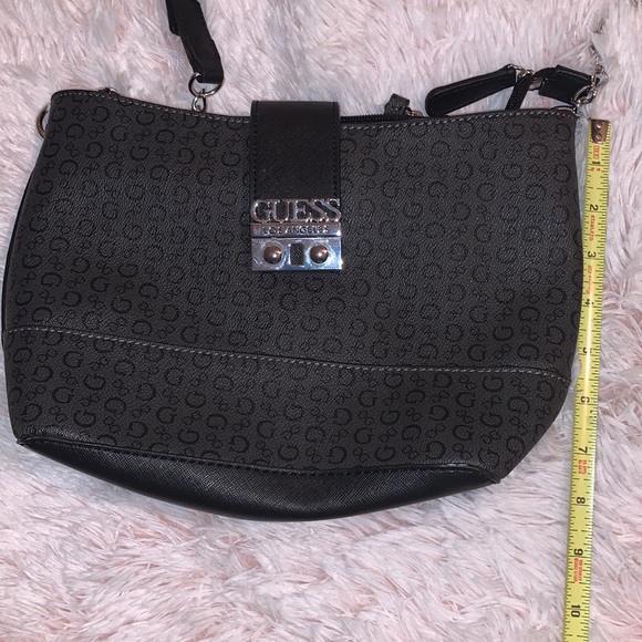 ⭐️BLACK GUESS PURSE AND WRISTLET BUNDLE - Picture 15 of 16
